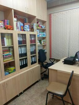 В Организации библиотека является составной частью методической службы. Библиотечный фонд располагается в методическом кабинете, кабинетах специалистов, группах детского сада. Библиотечный фонд представлен методической литературой по всем образовательным областям образовательной программы, детской художественной литературой, периодическими изданиями, а также другими информационными ресурсами на различных электронных носителях. В каждой возрастной группе имеется банк необходимых учебно-методических пособий, рекомендованных для планирования воспитательно-образовательной работы в соответствии с обязательной частью ОП. Оборудование и оснащение методического кабинета достаточно для реализации образовательных программ. В методическом кабинете созданы условия для возможности организации совместной деятельности педагогов.