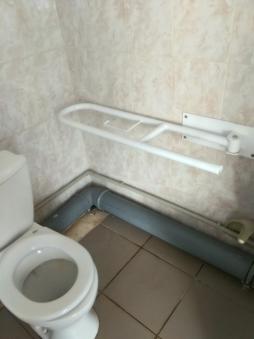 Санузел оборудован необходимым для инвалидов оборудованием:опорой для туалетной комнаты, откидным поручнем для туалета