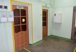 По маршруту движения инвалида, входные двери обрамлены  жёлтыми полосами на самоклеящейся основе, имеют тактильный знак